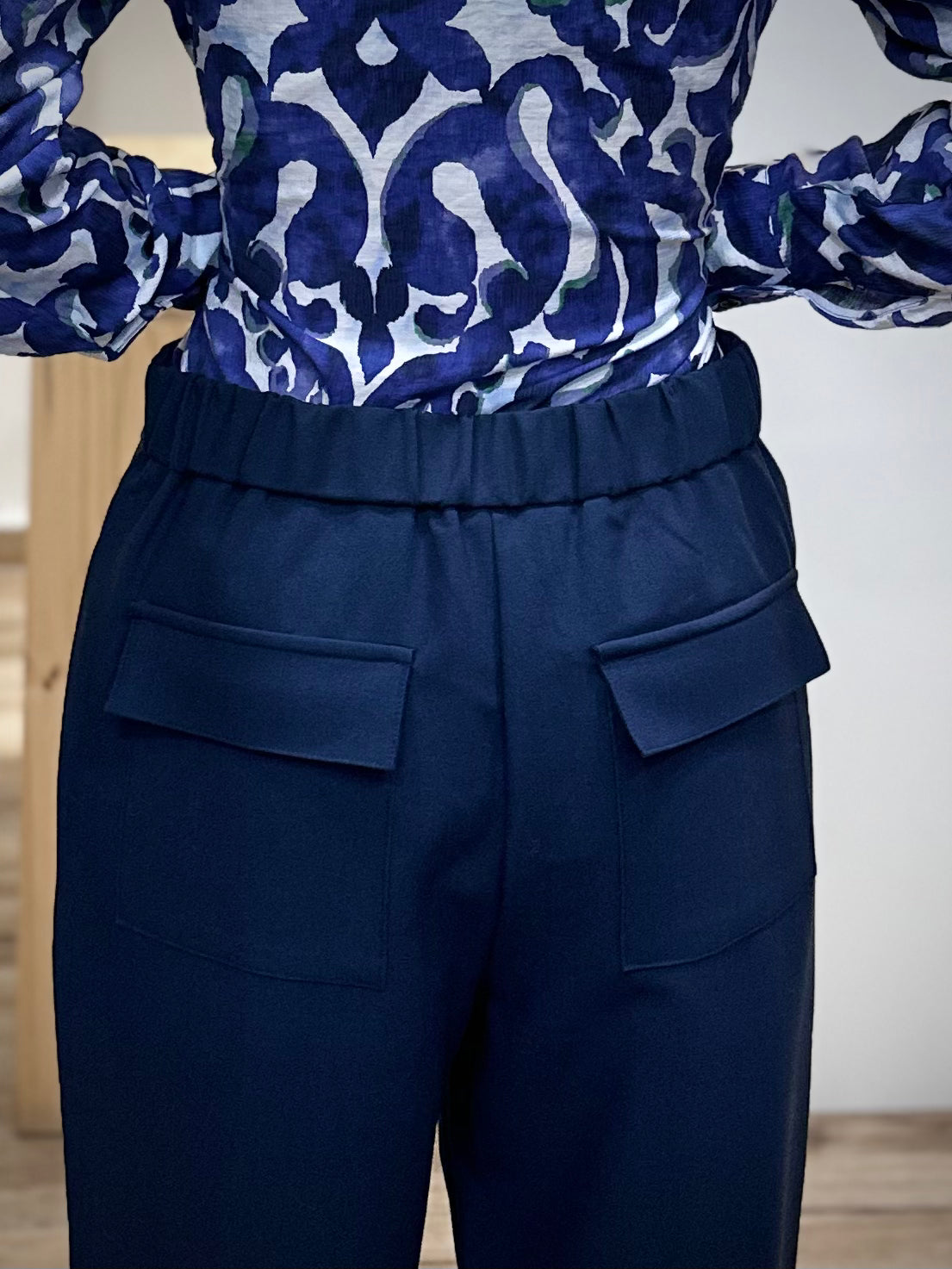 Détail poches arrières pantalon barrel marine