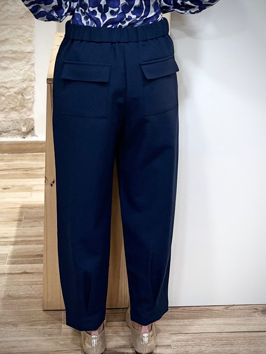 Pantalon bleu marine vue de dos avec poches