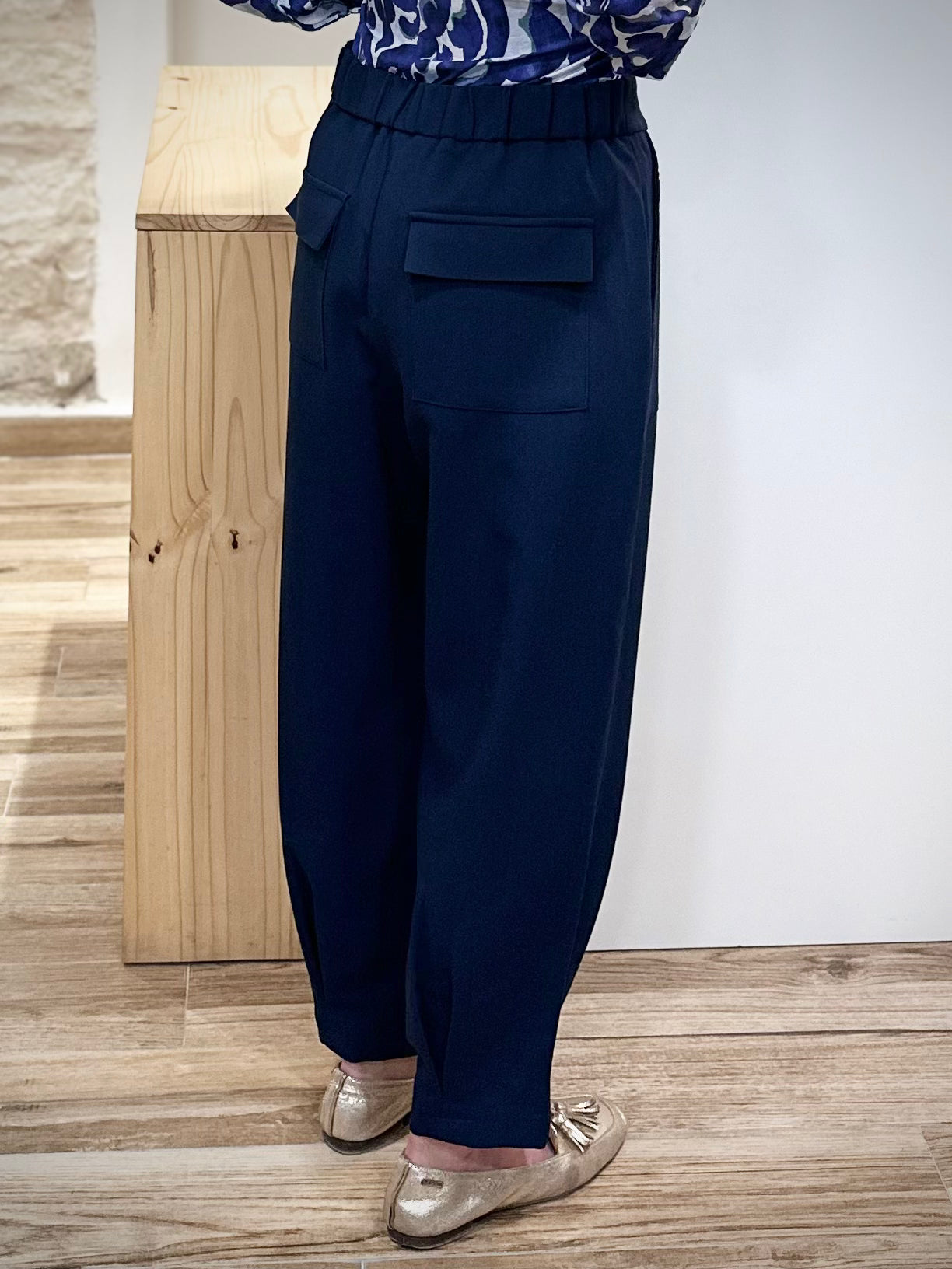 Pantalon fluide femme bleu marine vue de dos