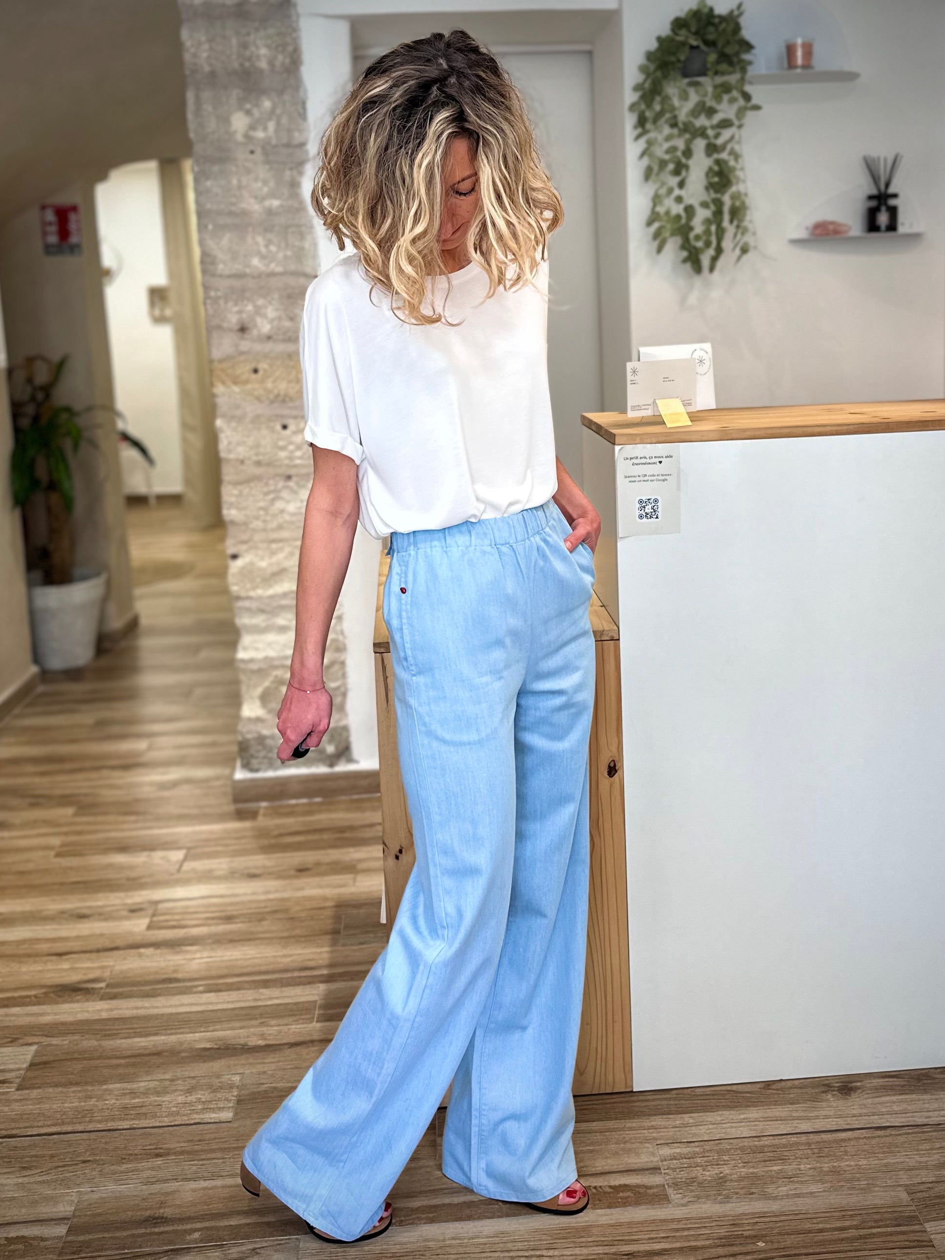 Silhouette femme jean évasé coupe longue élégante 
