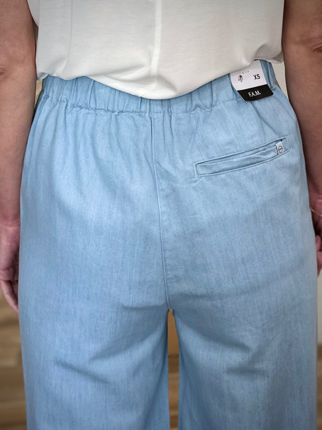 Détail poche passepoilée au dos pantalon femme 