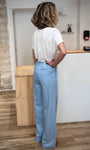 Jean bleu clair lumineux coupe moderne femme de profil