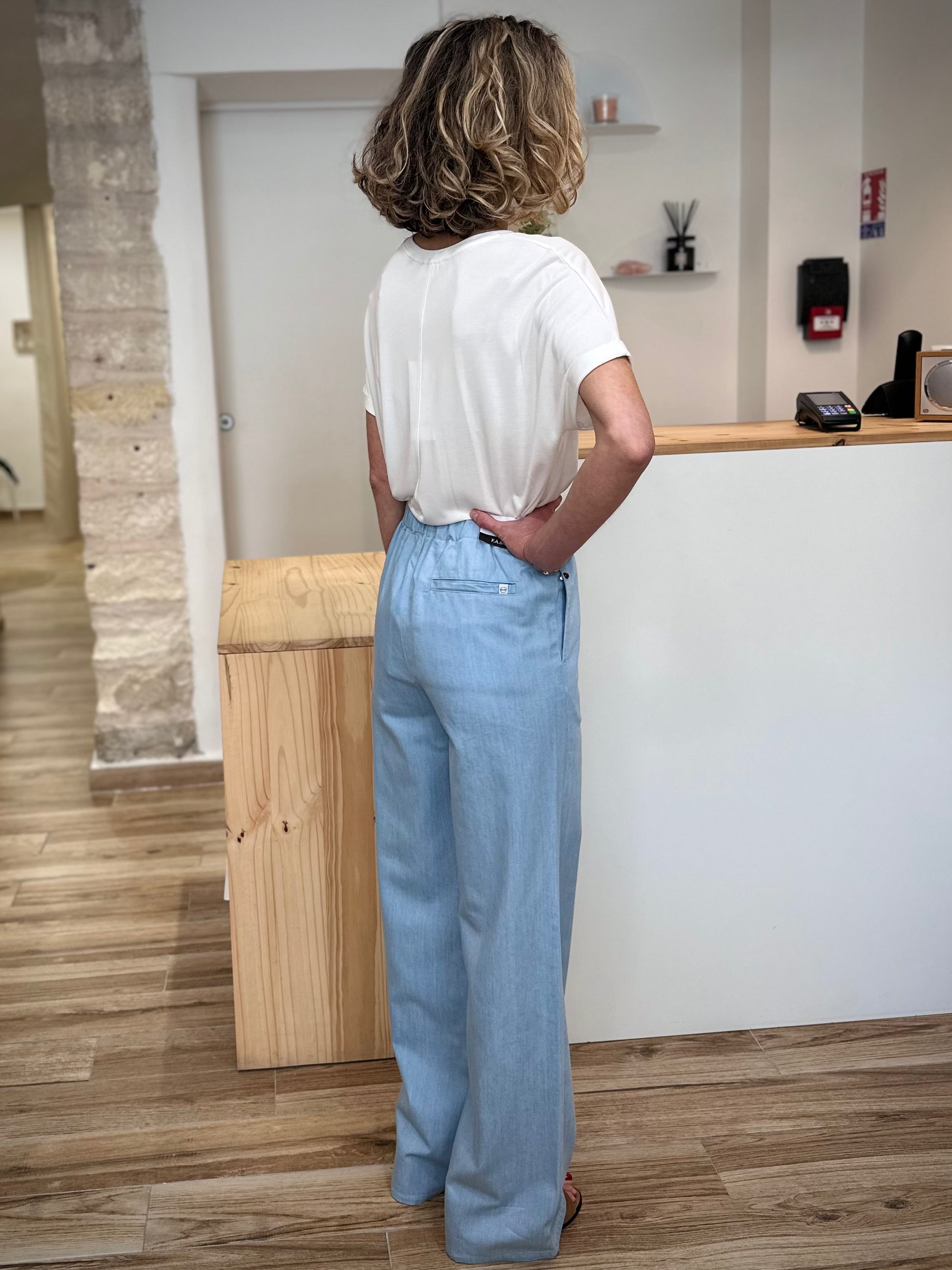 Jean bleu clair lumineux coupe moderne femme de profil