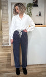 Femme portant un pantalon large en velours côtelé carbone