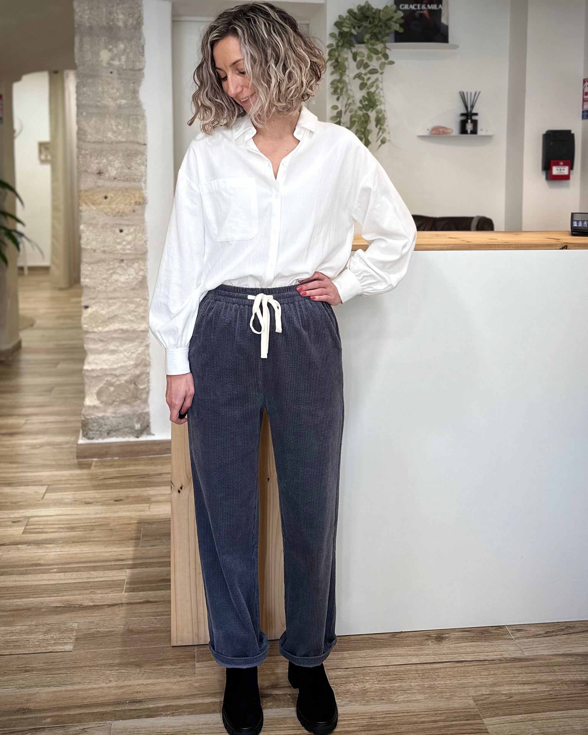 Femme portant un pantalon large en velours côtelé carbone
