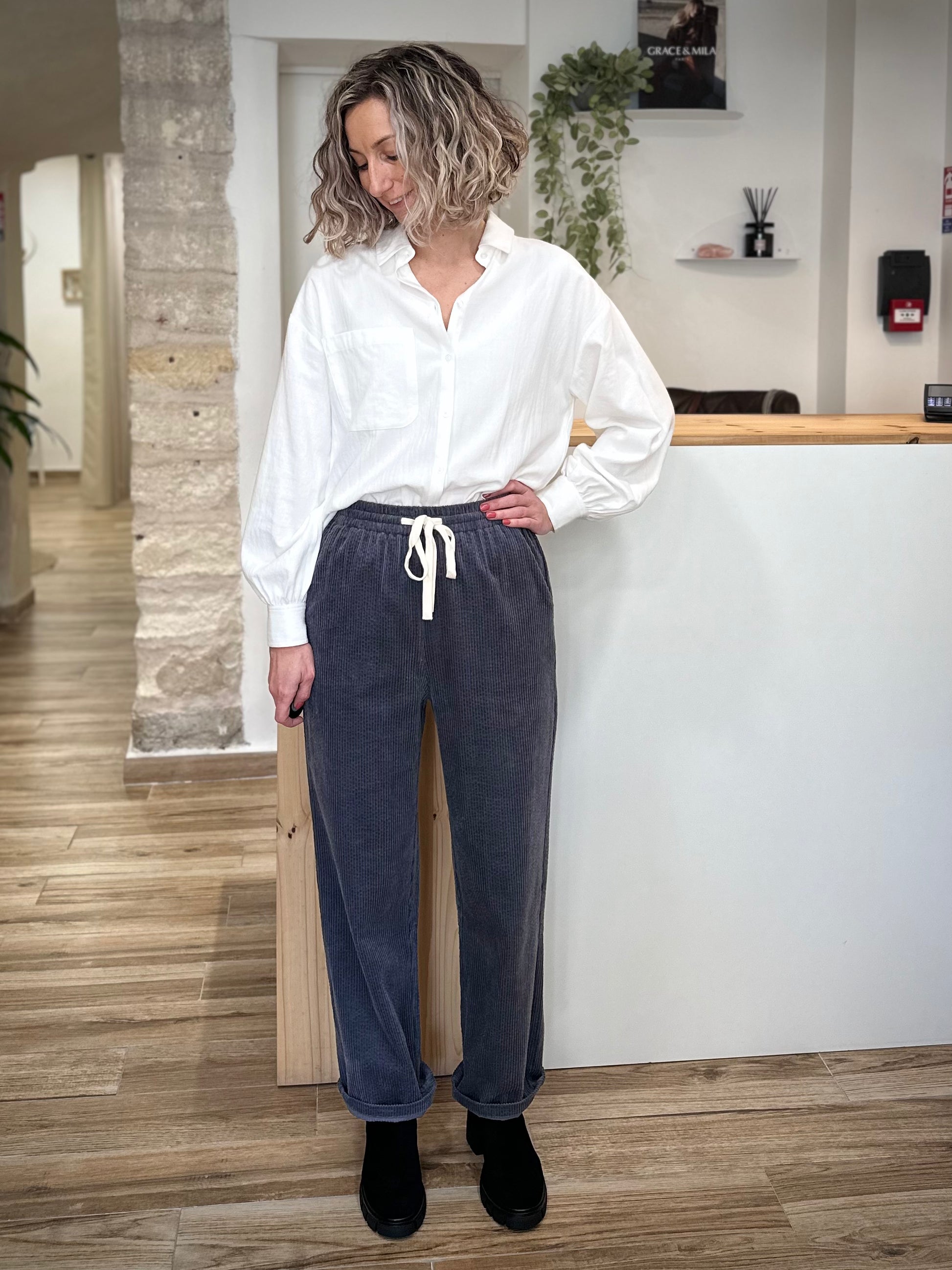 Femme portant un pantalon large en velours côtelé carbone