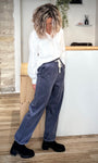 Look casual chic avec pantalon en velours femme