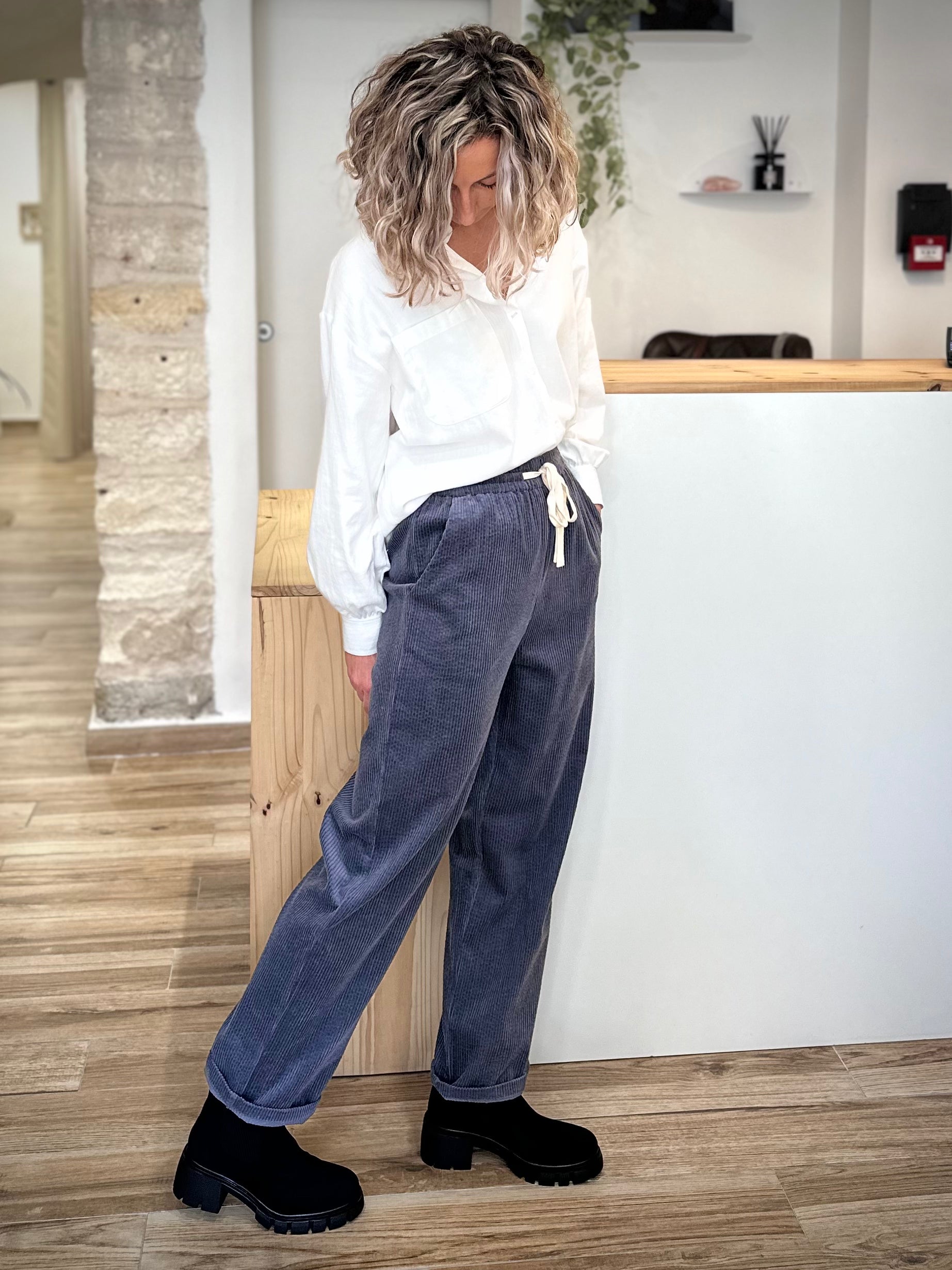 Look casual chic avec pantalon en velours femme