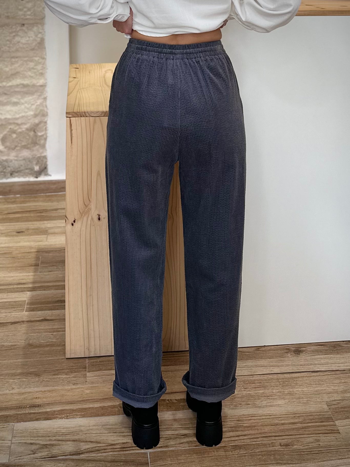 Pantalon carbone coupe fluide et taille mi-haute de dos
