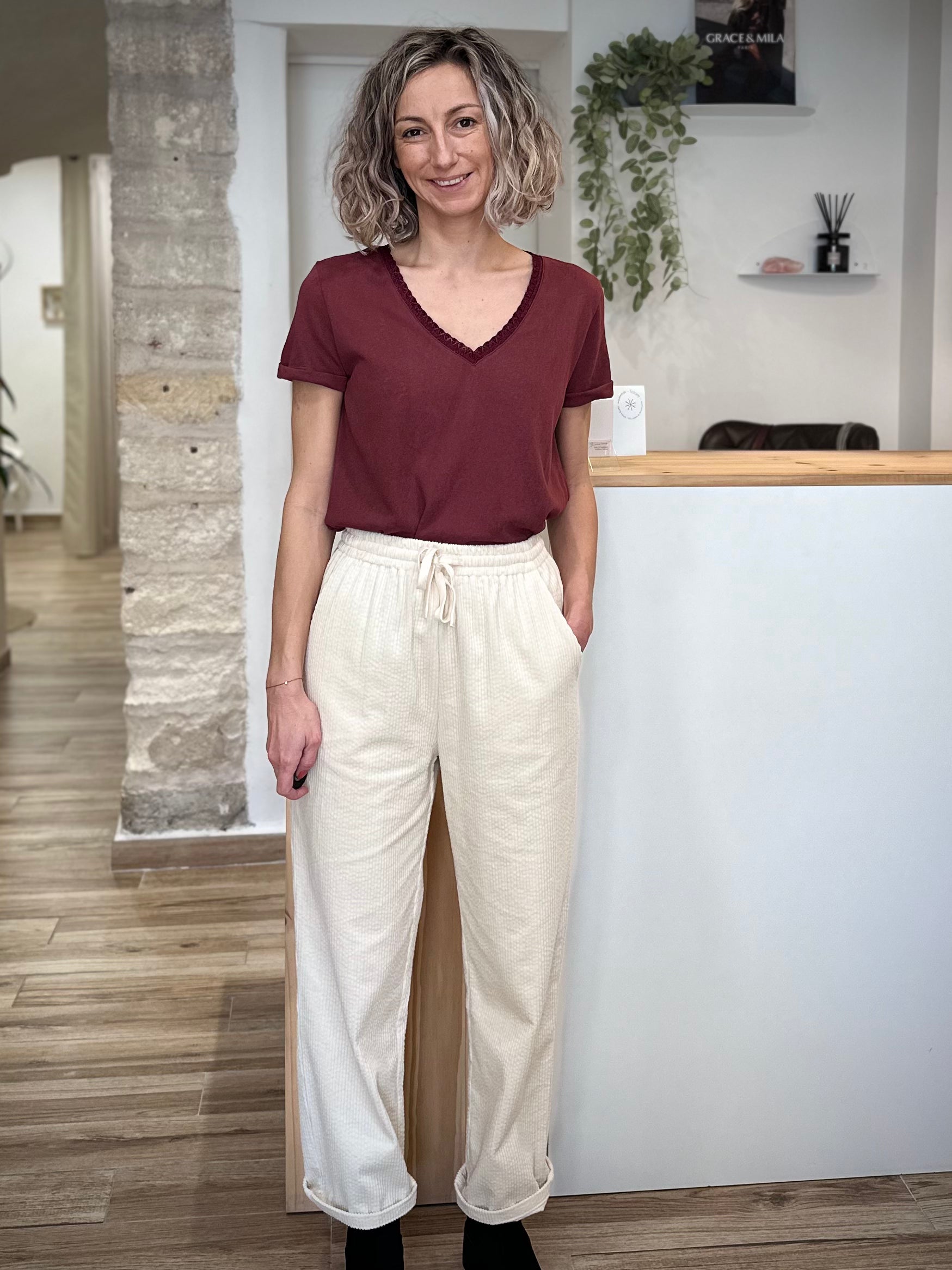 Femme portant un pantalon large en velours écru