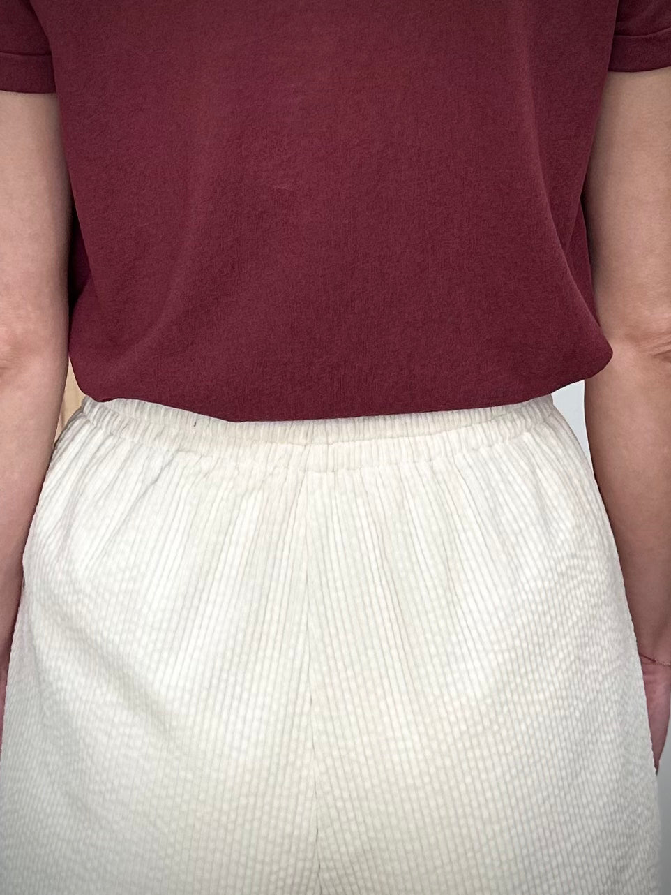 Zoom sur la taille élastiquée du pantalon liberty de dos