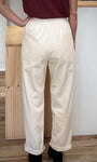Pantalon en velours ecru casual chic de dos