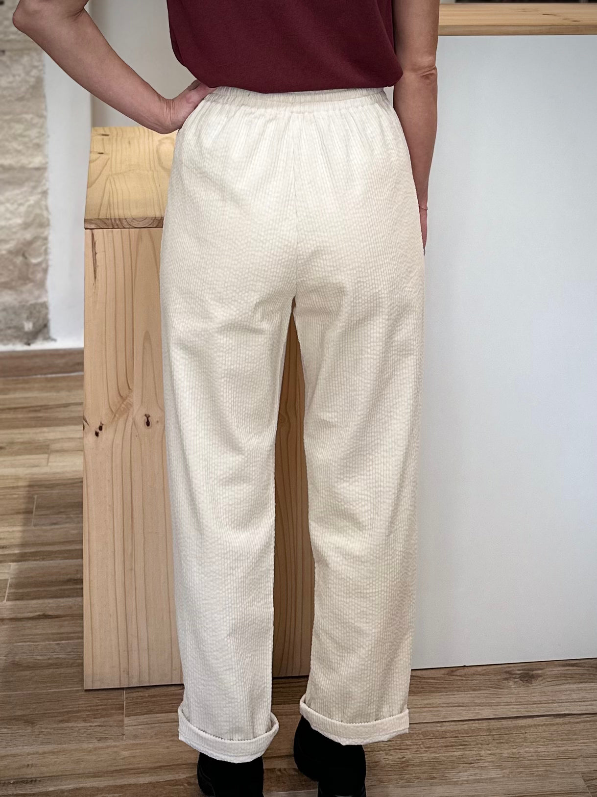 Pantalon en velours ecru casual chic de dos