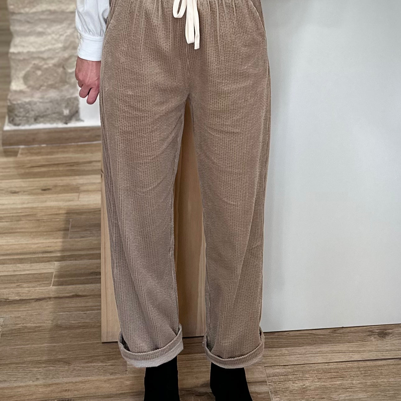 Pantalon LIBERTY greige coupe fluide