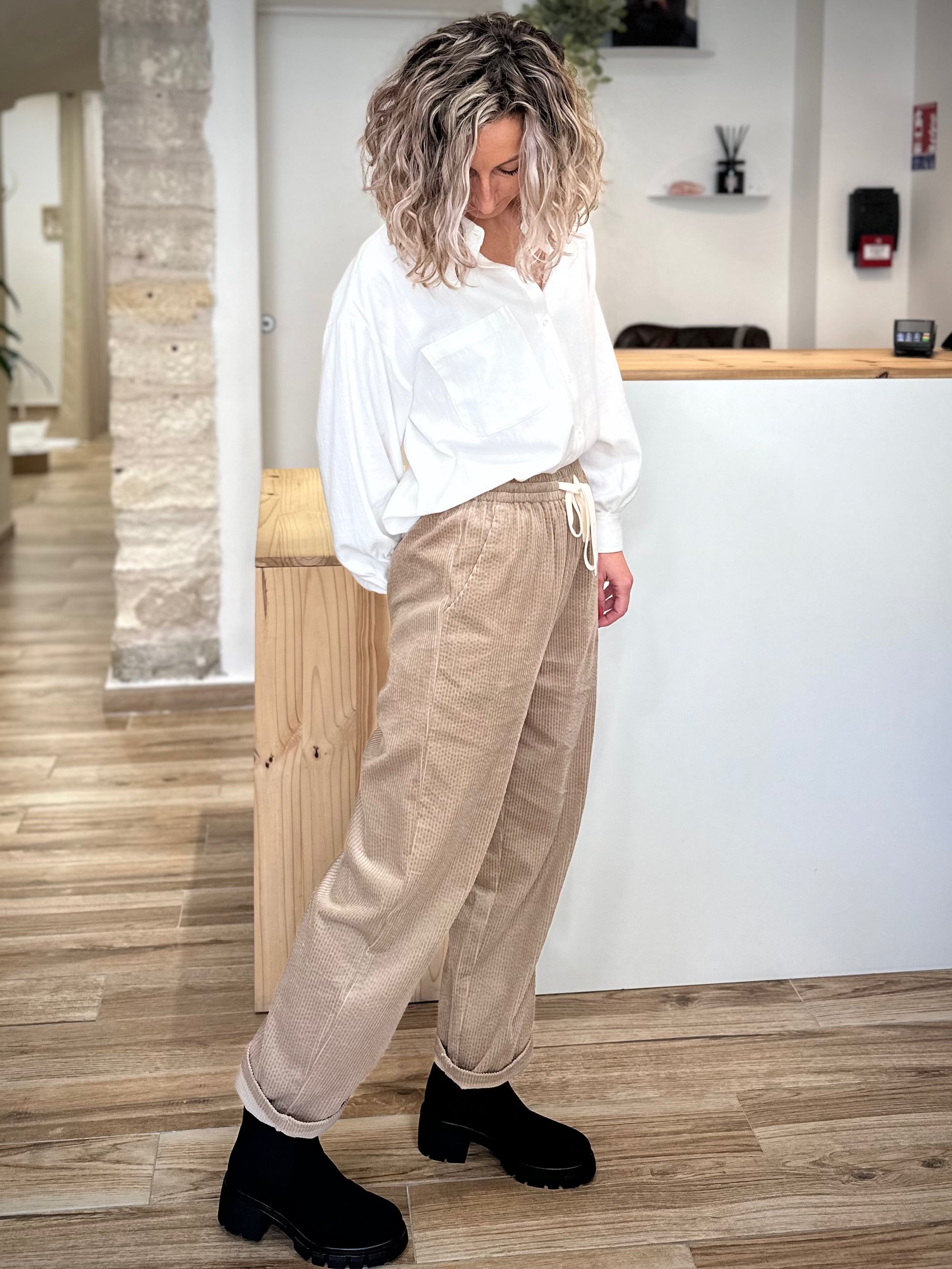 Look bureau chic pantalon greige