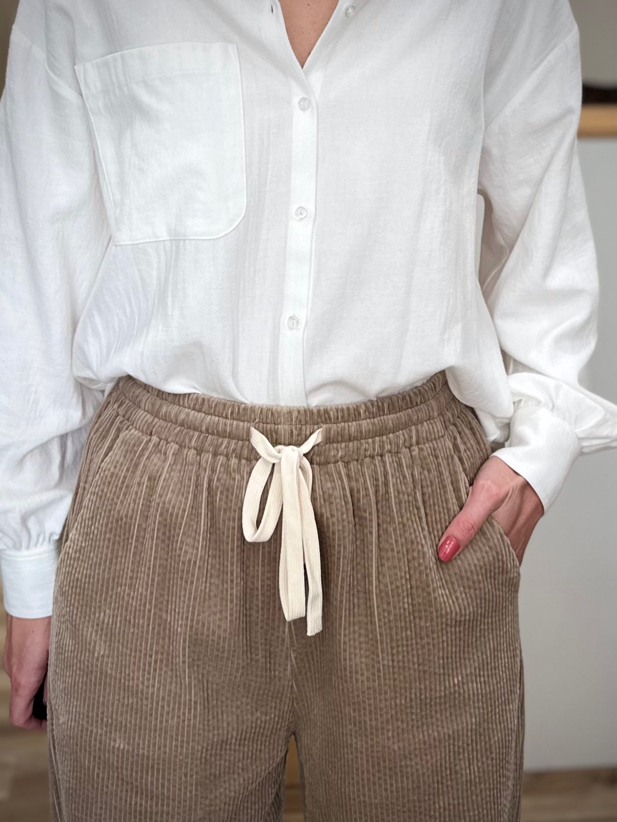 Zoom sur cordon de serrage pantalon greige