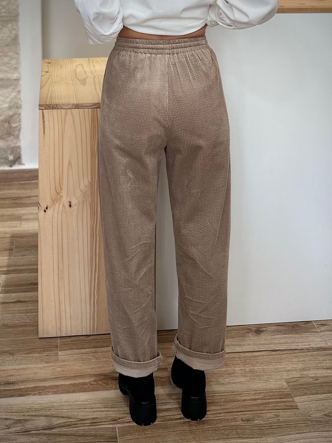 Pantalon velours côtelé gris beige femme de dos