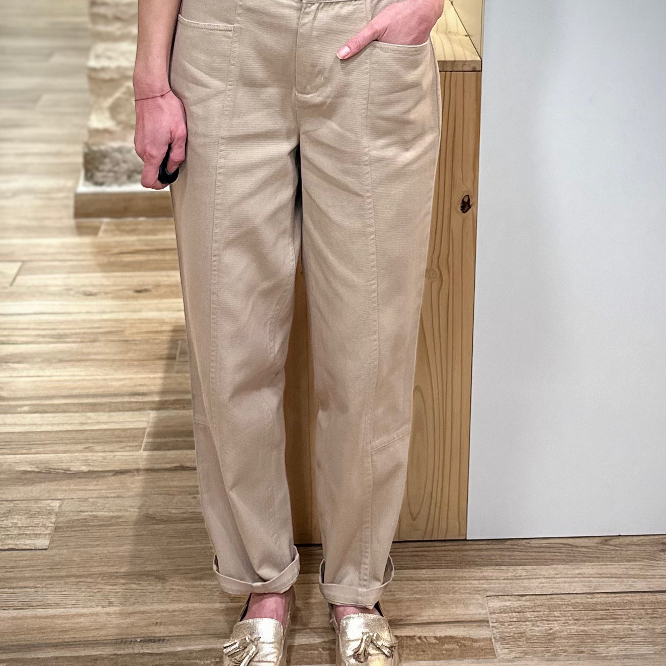 Pantalon beige femme coupe casual chic