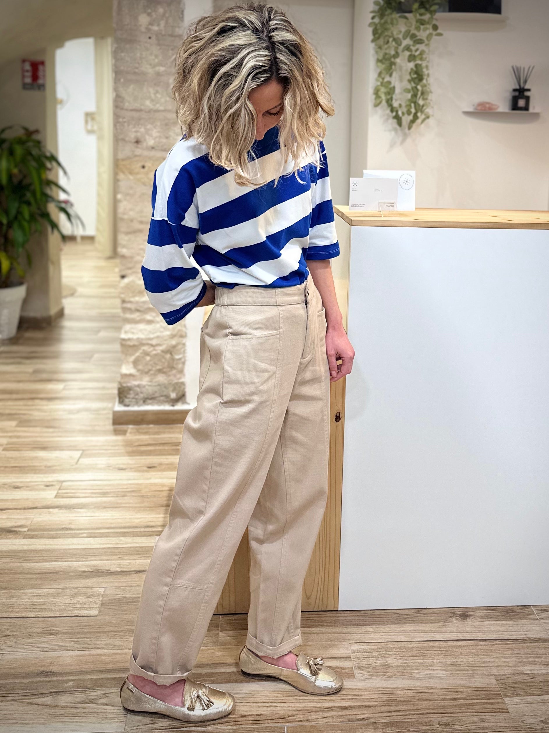 Pantalon coton beige silhouette casual chic