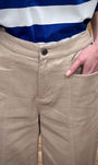 Détail poche avant pantalon coton beige