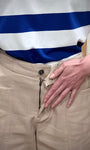 Détail fermeture zippée pantalon liora beige