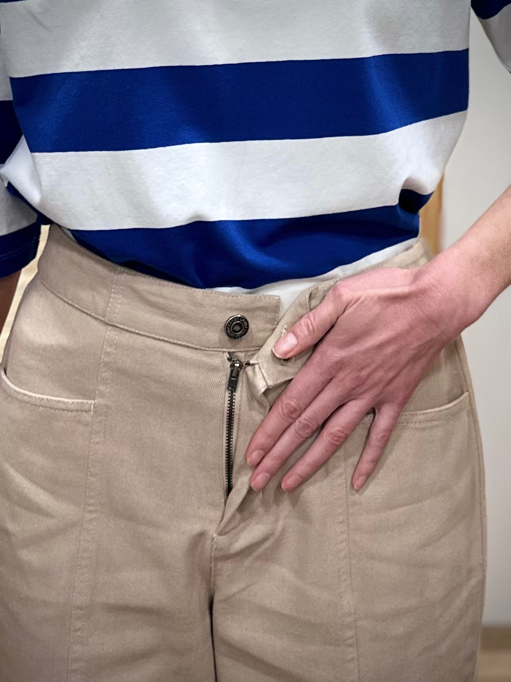 Détail fermeture zippée pantalon liora beige