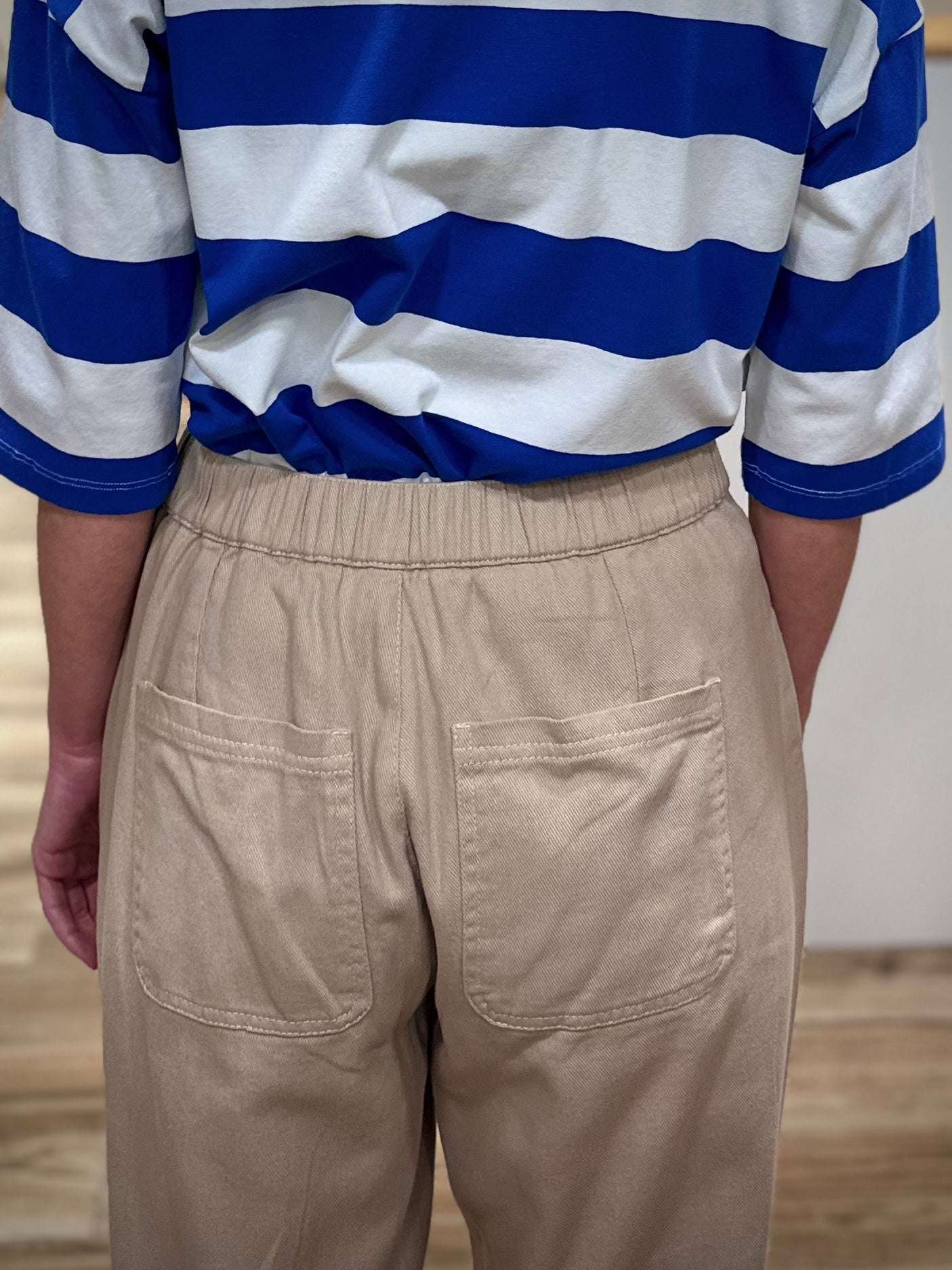 Pantalon femme poches arrière visibles