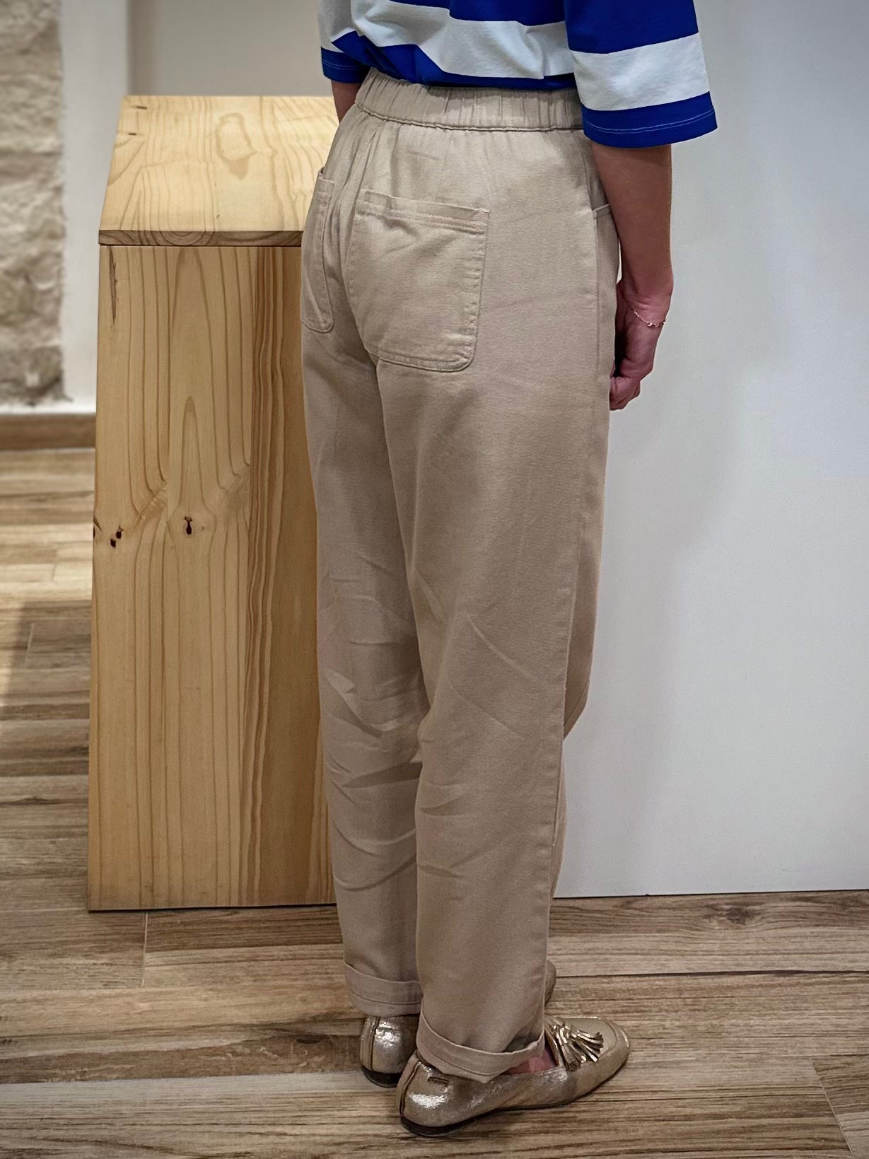 Pantalon taille haute beige vue de dos