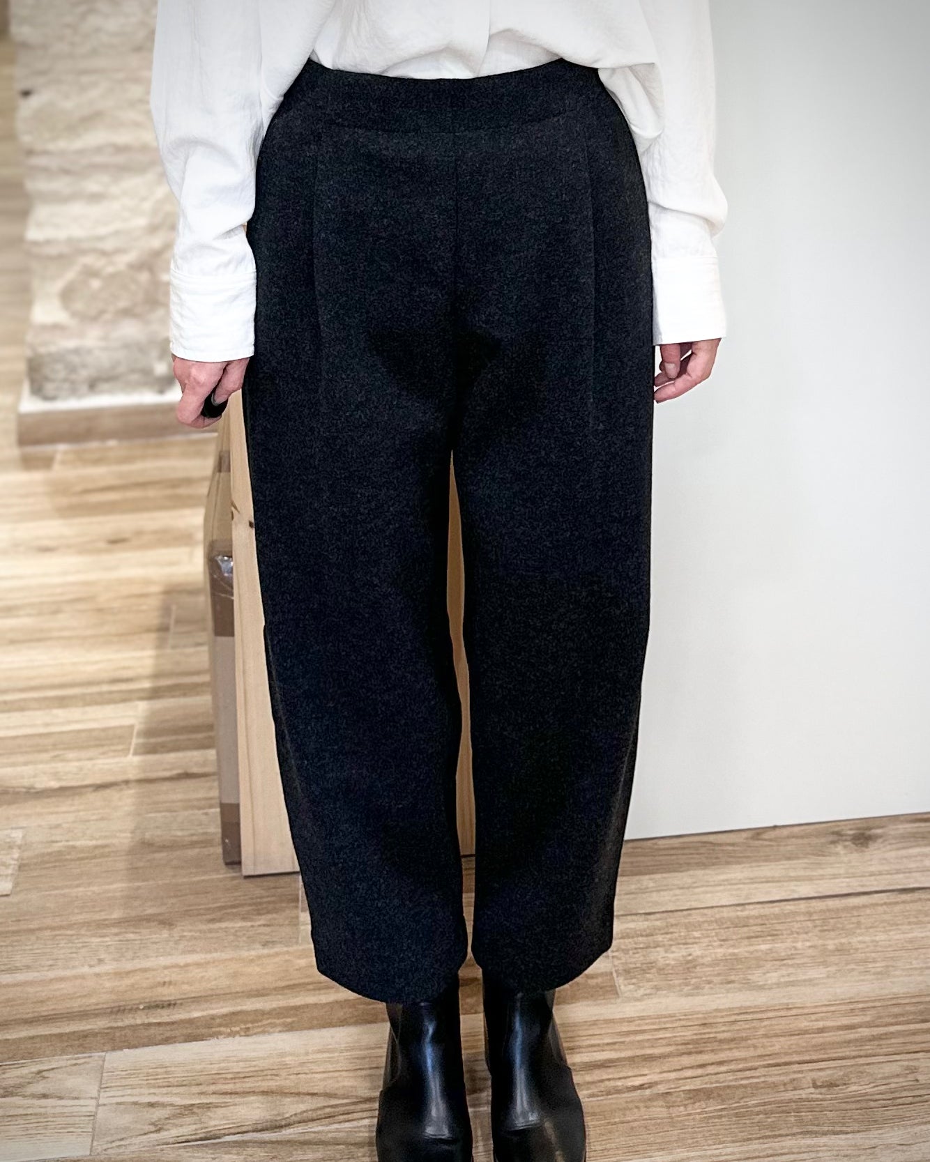 Vue avant du pantalon MINTA gris foncé