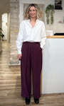 Femme portant un pantalon fluide bordeaux coupe large