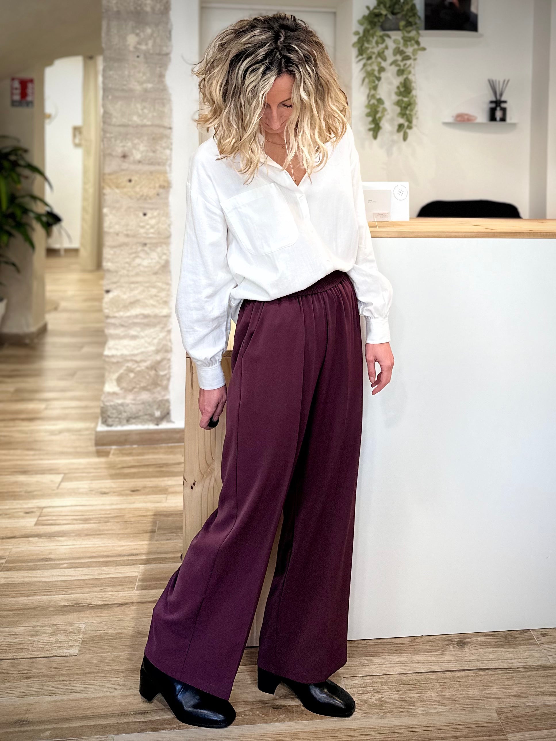 Silhouette féminine en pantalon large bordeaux