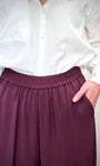 Détail de la taille élastiquée du pantalon bordeaux
