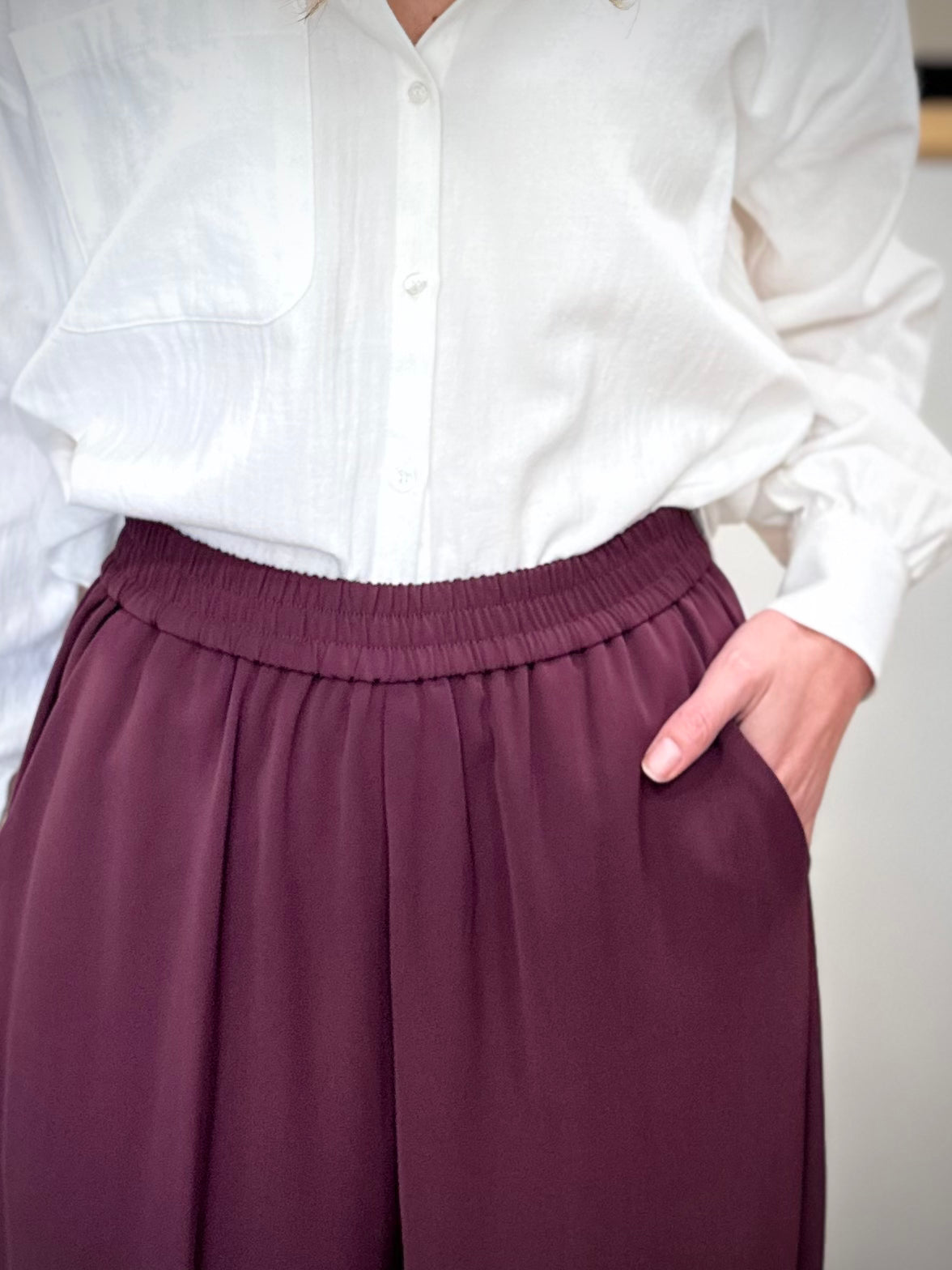 Détail de la taille élastiquée du pantalon bordeaux
