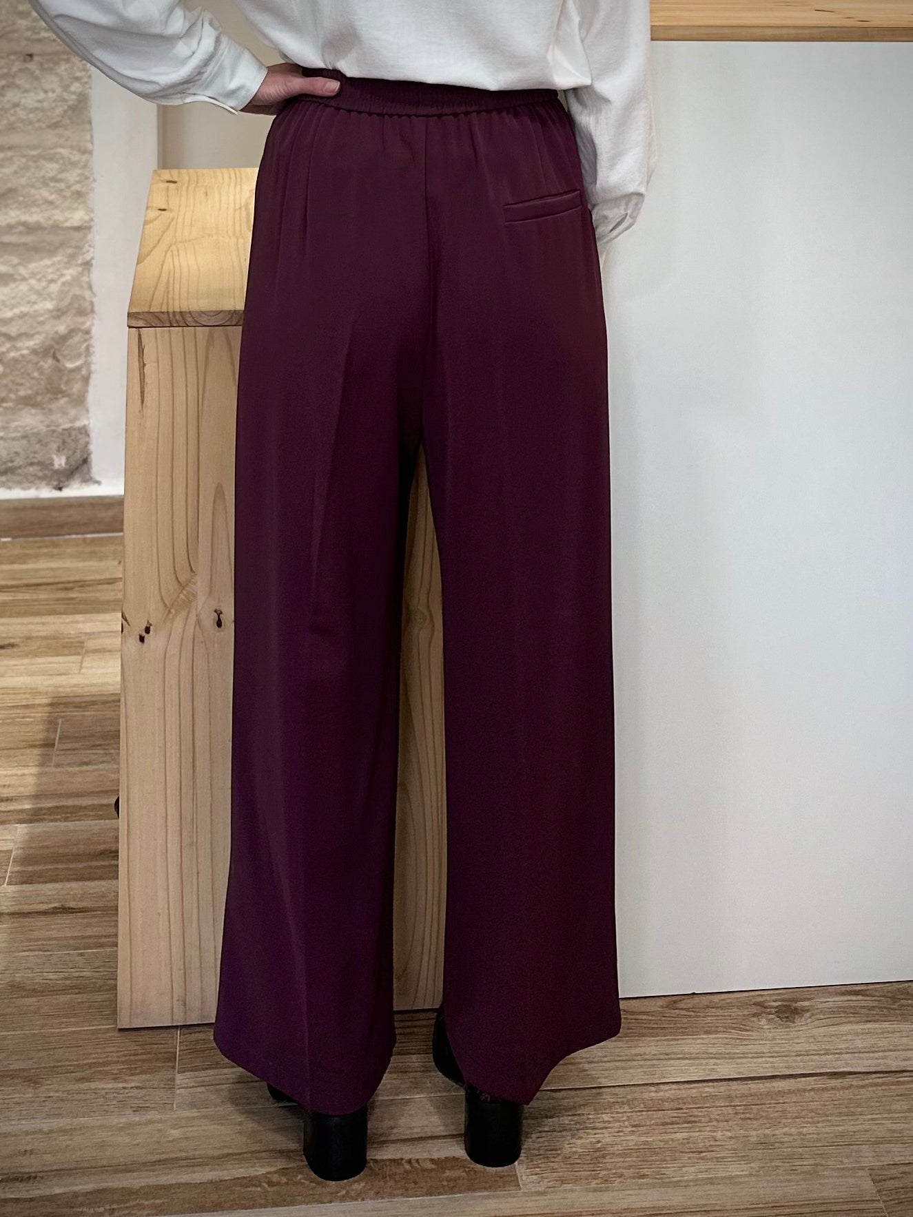 Tombé élégant du pantalon fluide