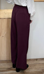 Vue de dos du pantalon large bordeaux