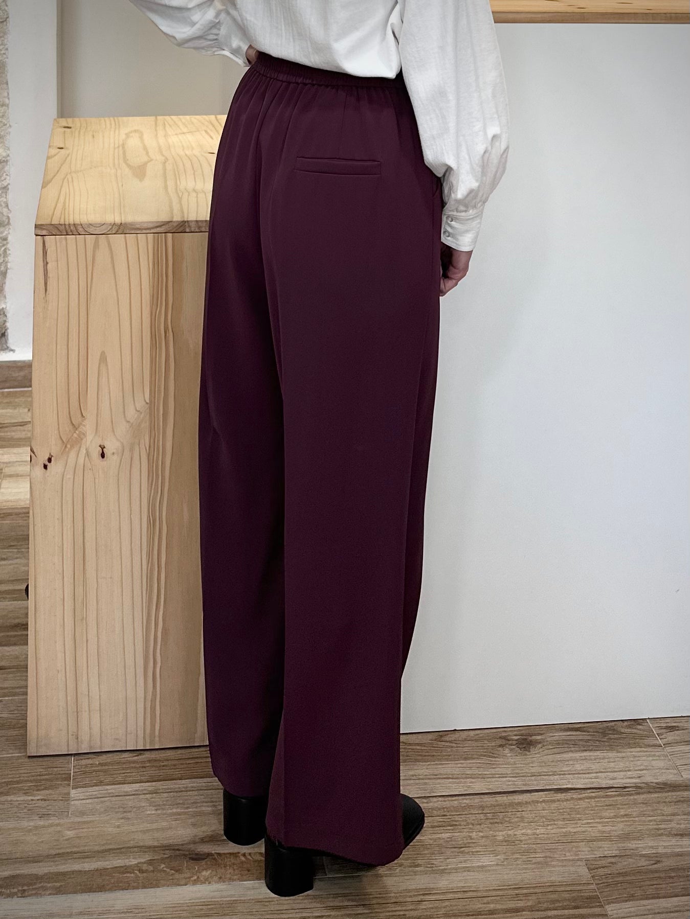 Vue de dos du pantalon large bordeaux