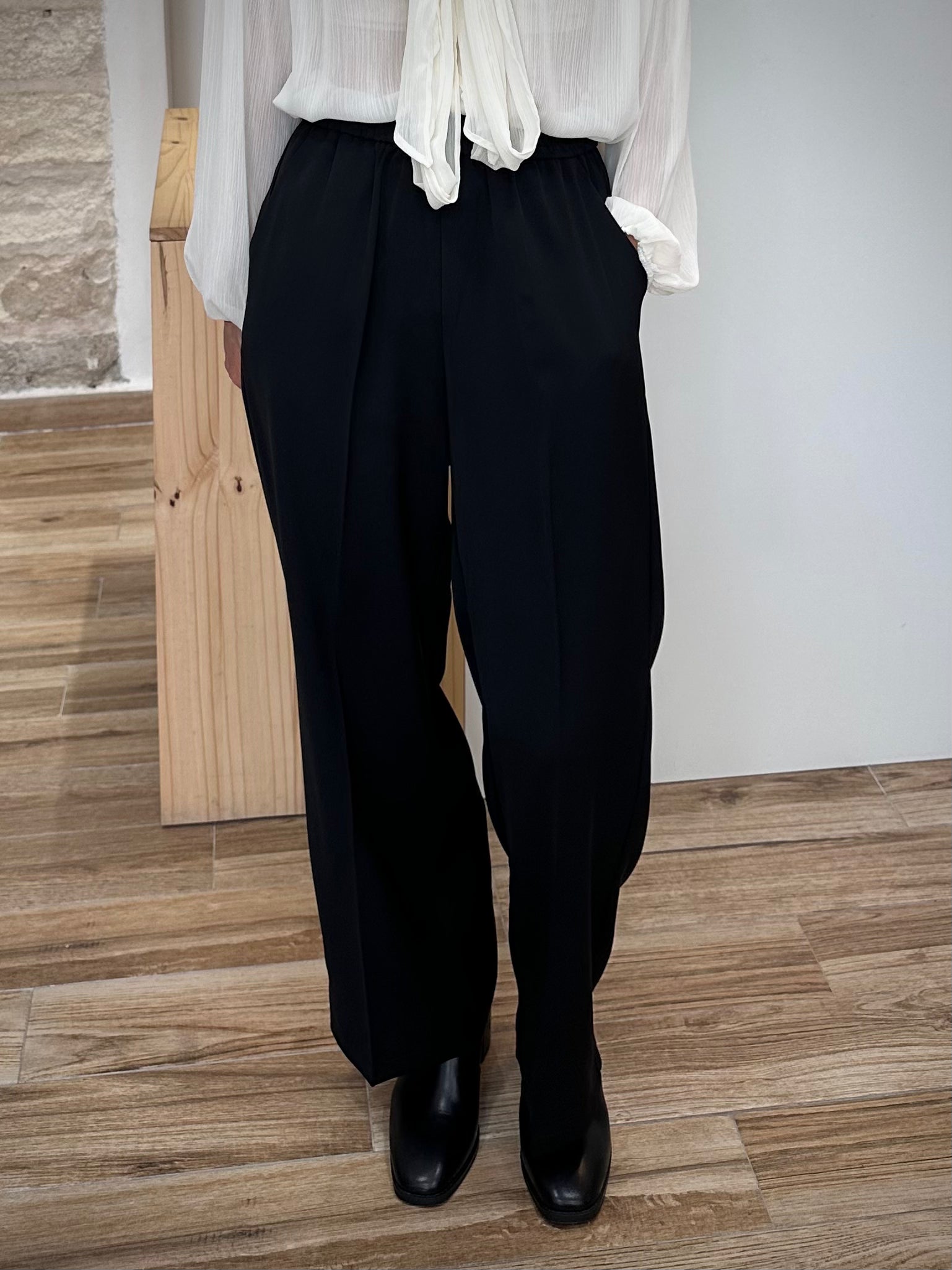 Pantalon NOBLESSE noir fluide avec poches italiennes