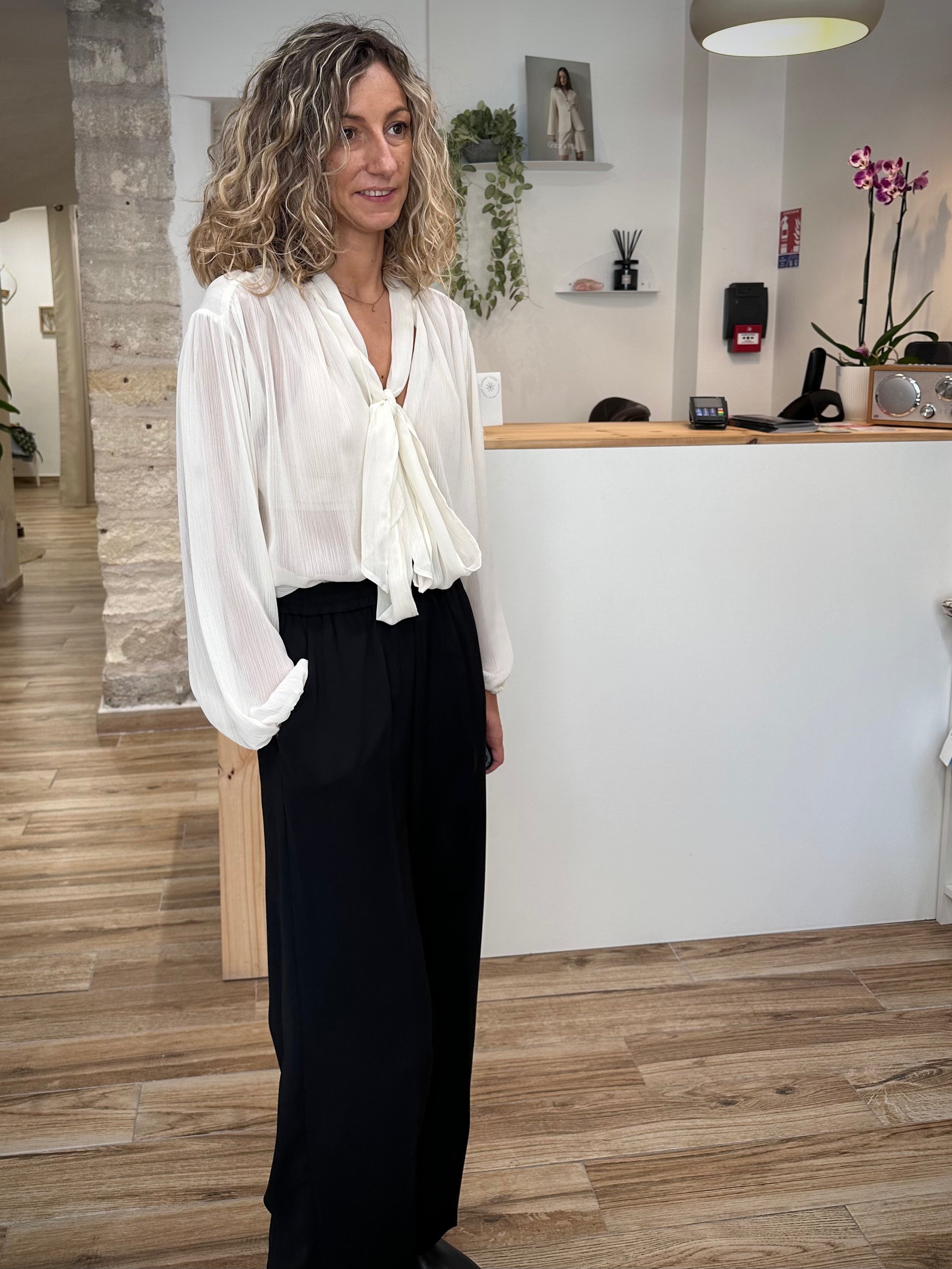 Vue lifestyle pantalon noir fluide décontracté chic