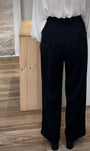 Vue arrière pantalon noir fluide avec fausse poche passepoilée