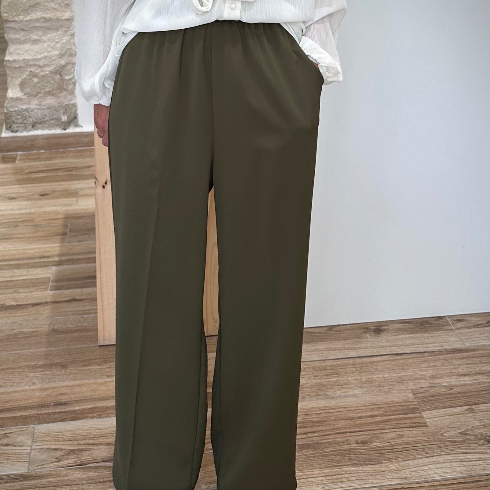 Pantalon large vert forêt fluide avec poches italiennes