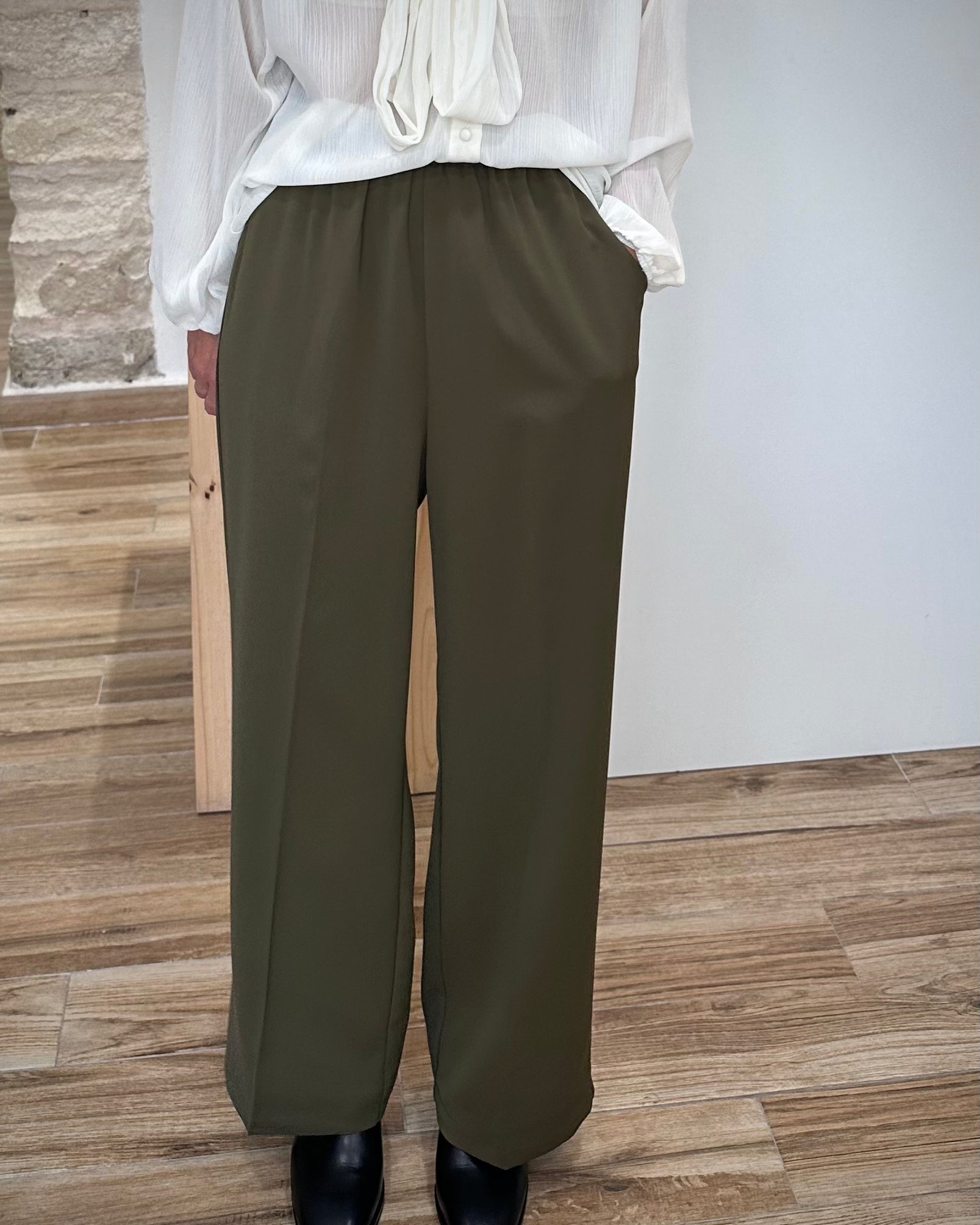 Pantalon large vert forêt fluide avec poches italiennes