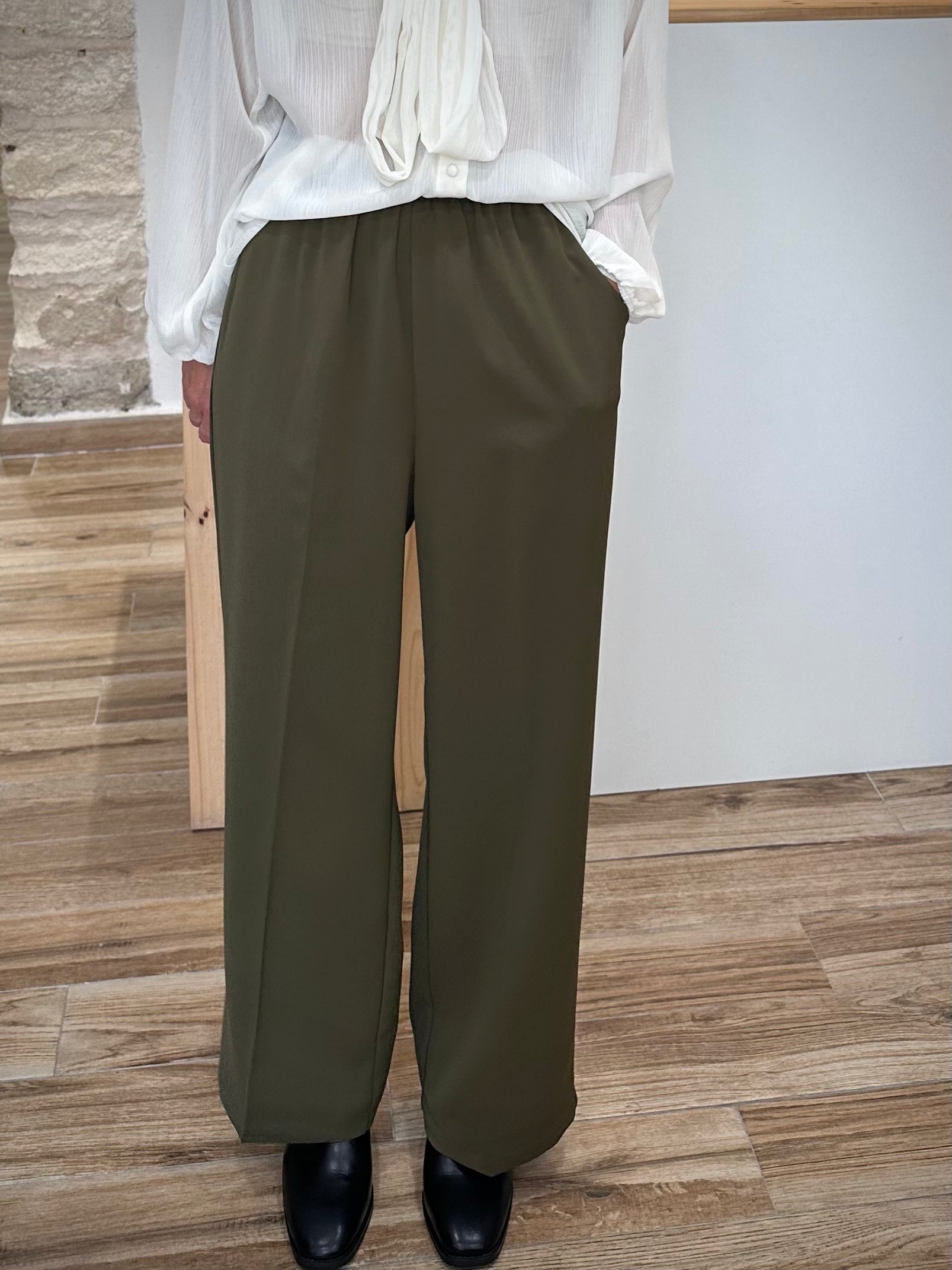 Pantalon large vert forêt fluide avec poches italiennes