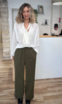 Look bureau pantalon vert forêt fluide et blouse blanche