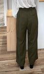 Vue arrière pantalon vert forêt fluide avec poche passepoilée