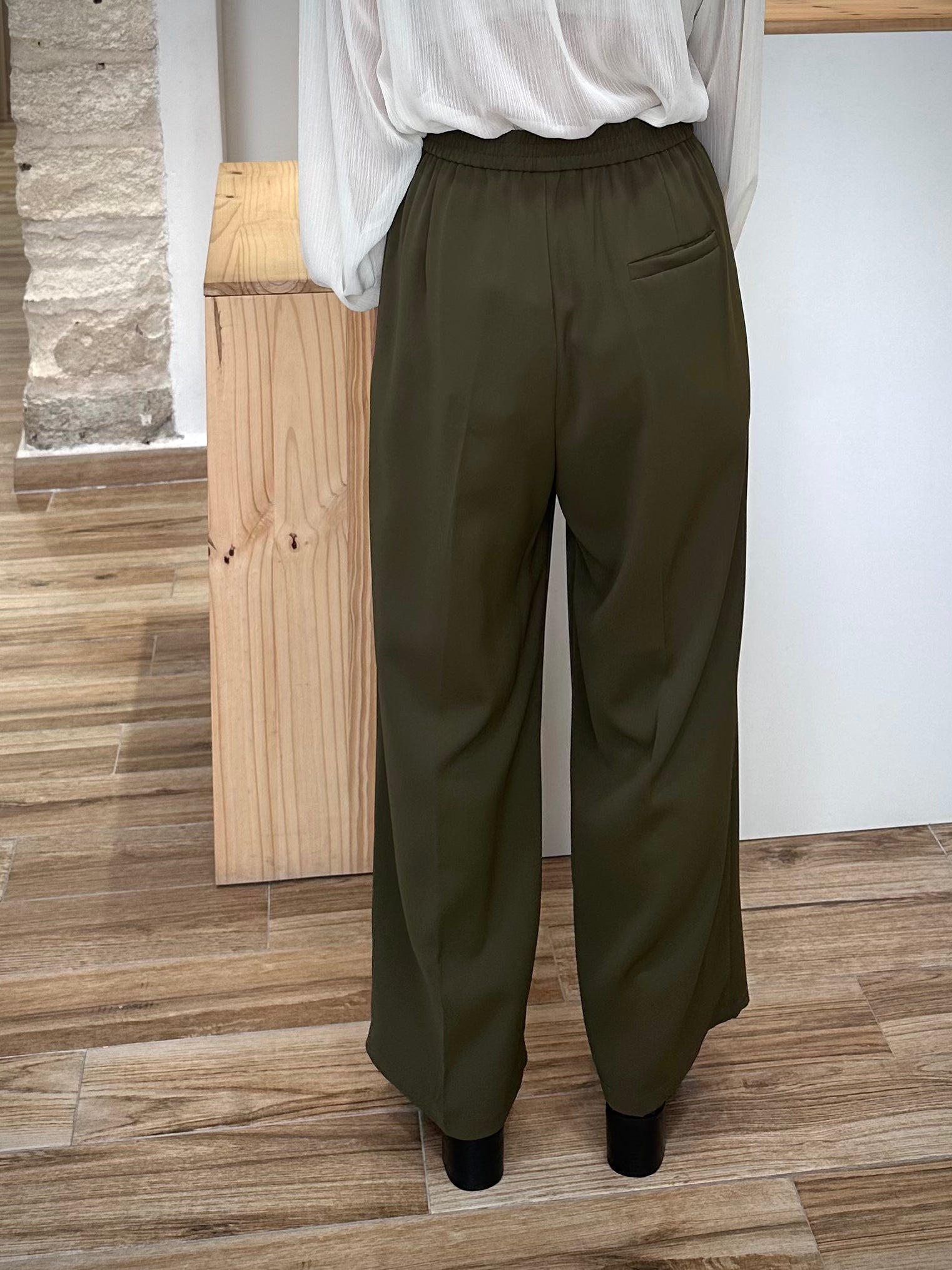 Vue arrière pantalon vert forêt fluide avec poche passepoilée