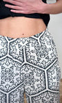 Détail imprimé graphique pantalon blanc et noir fluide 