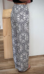 Pantalon large artistique imprimé noir sur blanc de profil