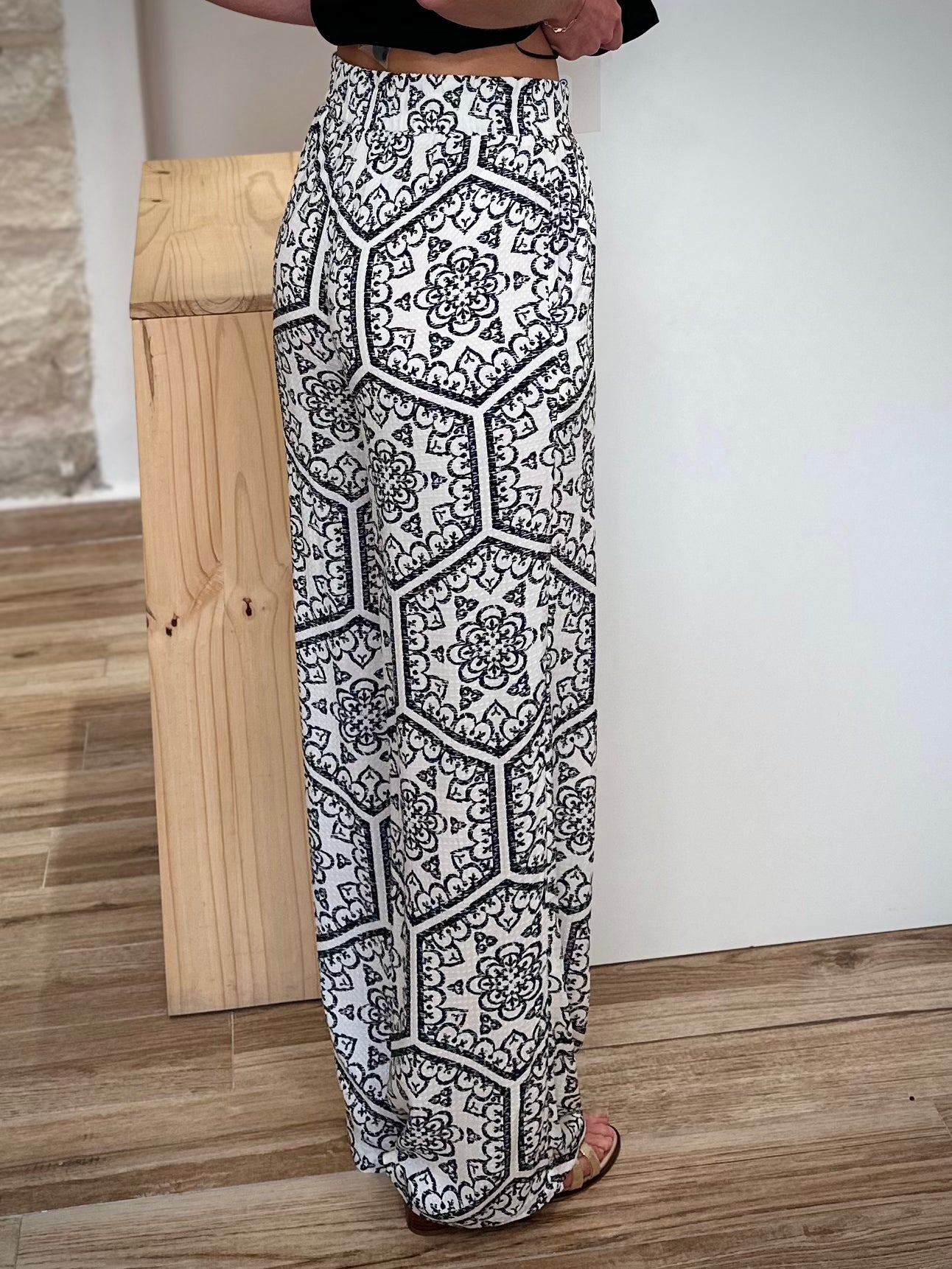 Pantalon large artistique imprimé noir sur blanc de profil
