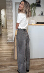 Vue latérale d’un pantalon coupe évasée vichy bicolore