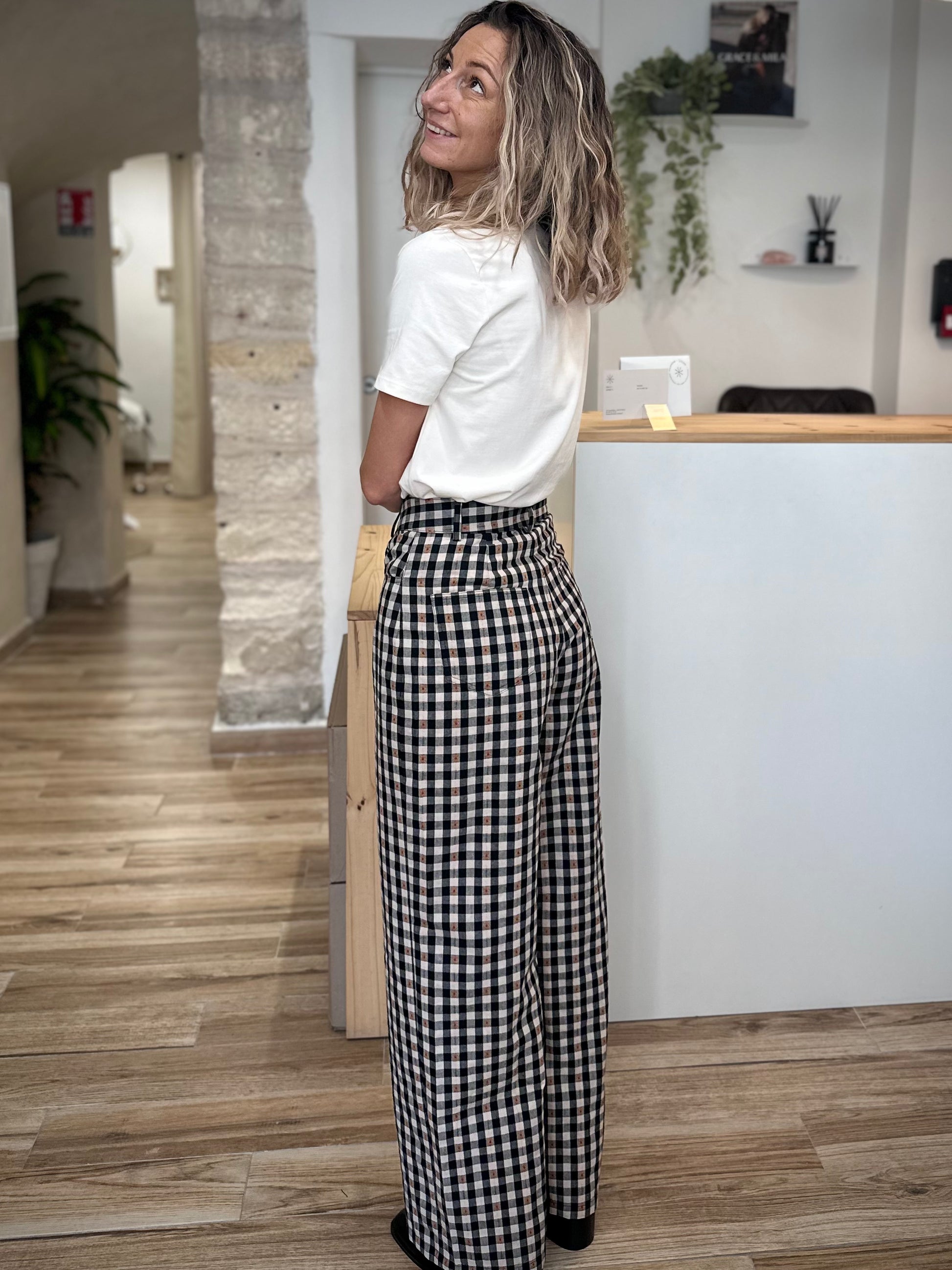 Vue latérale d’un pantalon coupe évasée vichy bicolore
